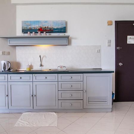 Sea View Paradise Apartment Танджунг Бунга Екстериор снимка