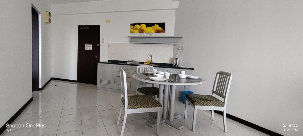 Sea View Paradise Apartment Танджунг Бунга Екстериор снимка