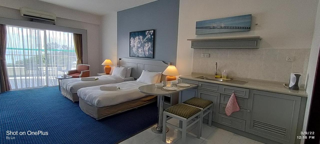 Sea View Paradise Apartment Танджунг Бунга Екстериор снимка