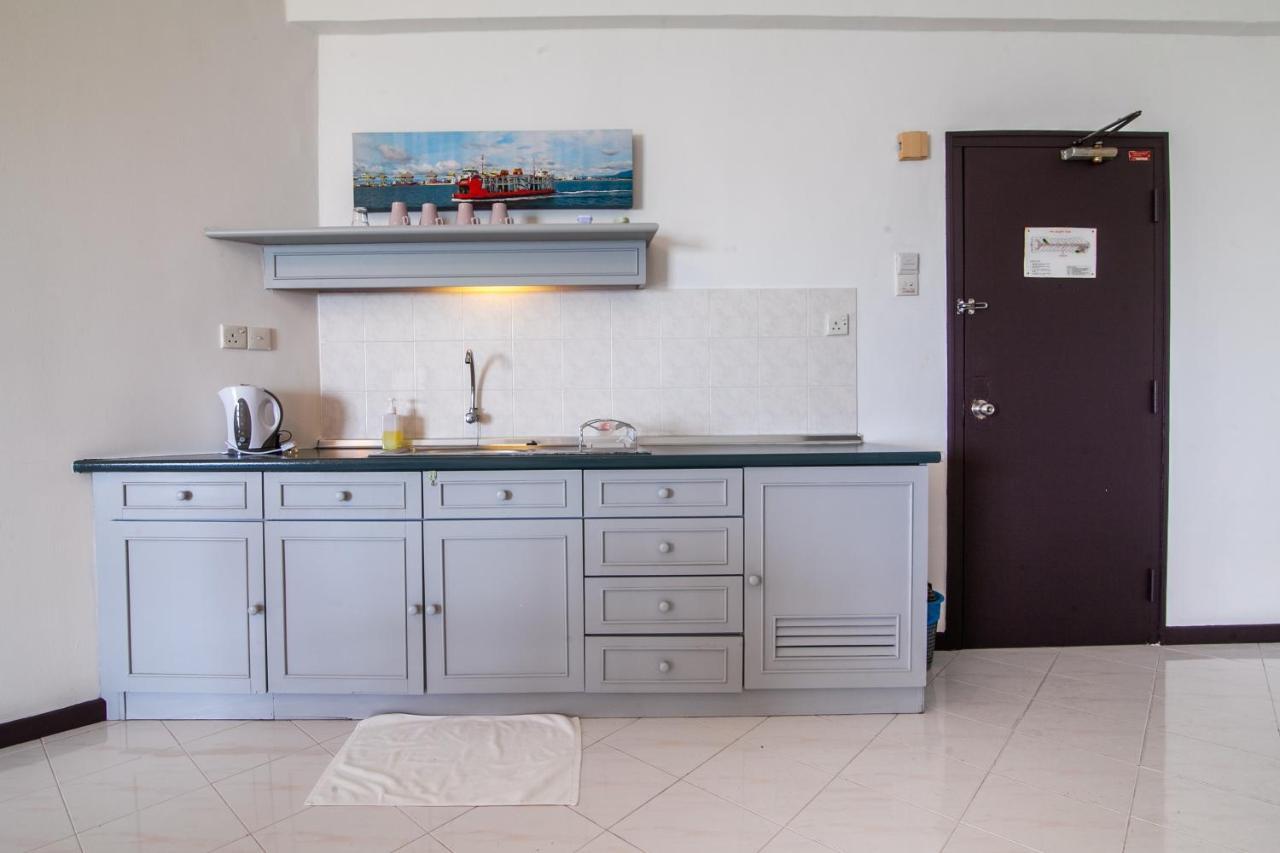 Sea View Paradise Apartment Танджунг Бунга Екстериор снимка